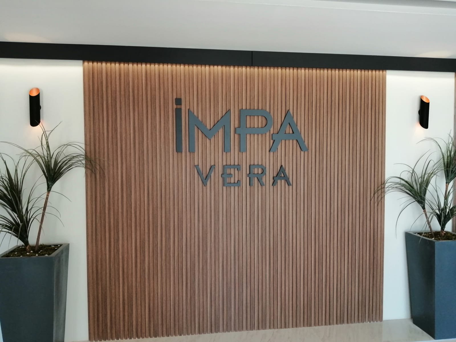 İmpa Vera'da yaşam erken başladı.